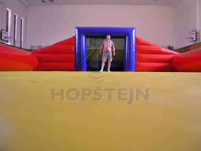 Hřiště žlultočervené